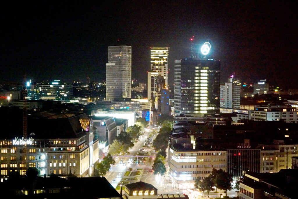 Blick auf Berlin bei Nacht vom Hotelzimmer aus.
