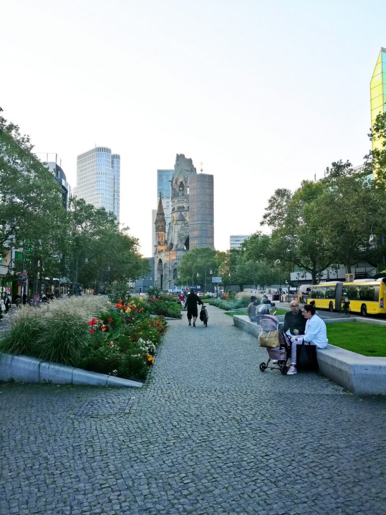 Im Hintergrund die Kaiser-Wilhelm-Gedächtniskirche