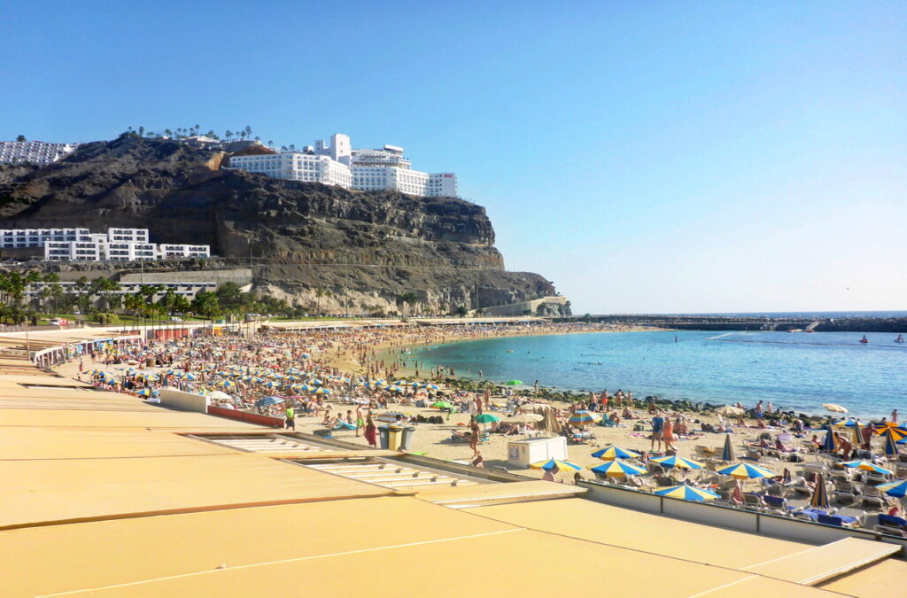 Playa de Amadores - oben das Riu Hotel Vistamar