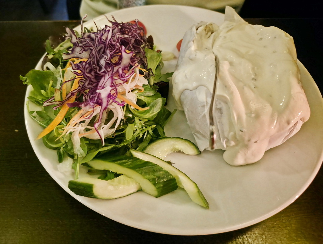 Restaurant "Faustus" Kartoffel mit Quark und Salat