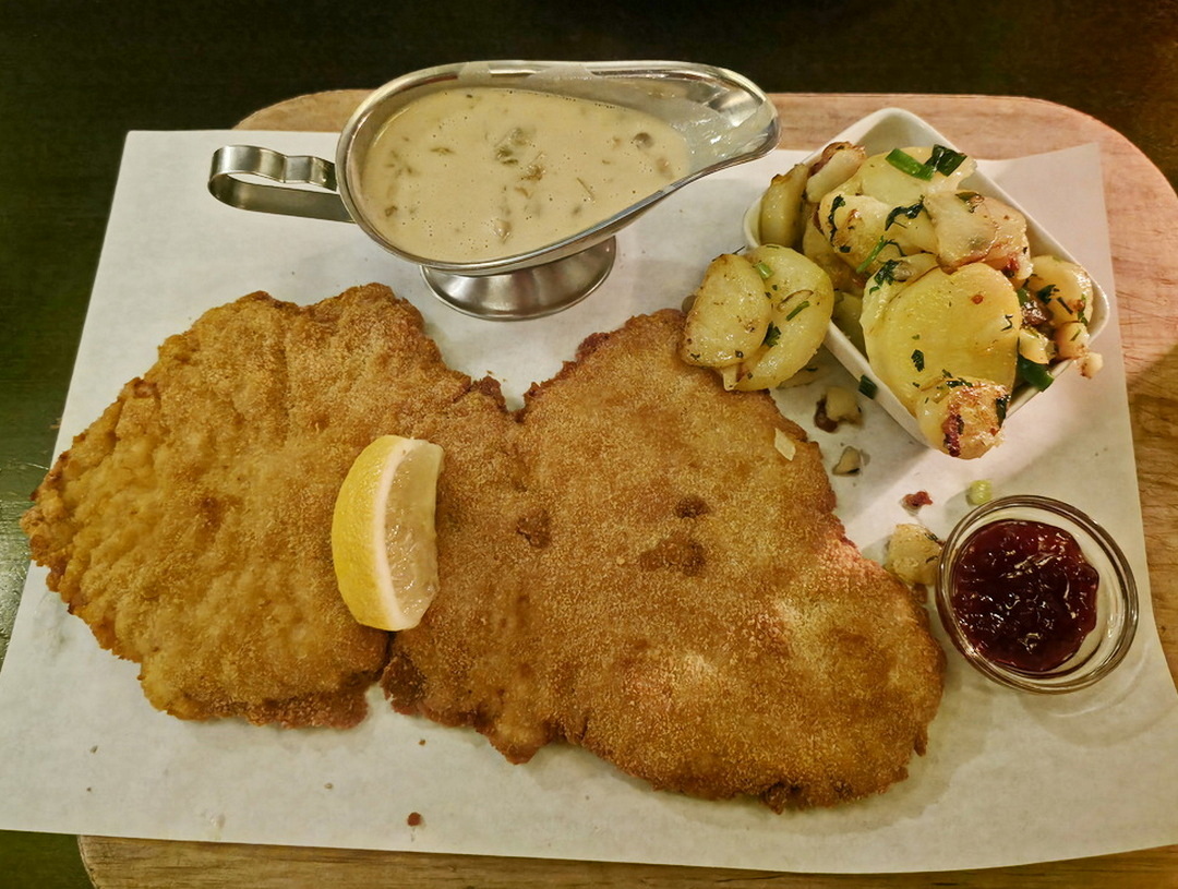 Restaurant "Faustus" Schnitzel, Bratkartoffeln, Waldpilzsoße