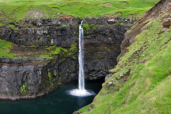 Mulafossur Wasserfall bei Qásadalur